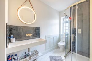 Family Shower room- click for photo gallery